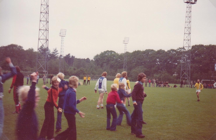 Na laatste fluitsignaal kampioenswedstrijd 1e elftal IJsselboys 1977.jpg